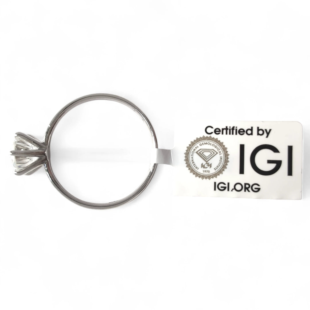 Side view of the ring with IGI certification tag, emphasizing diamond basket setting