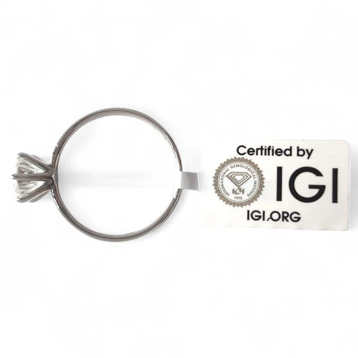 Side view of the ring with IGI certification tag, emphasizing diamond basket setting