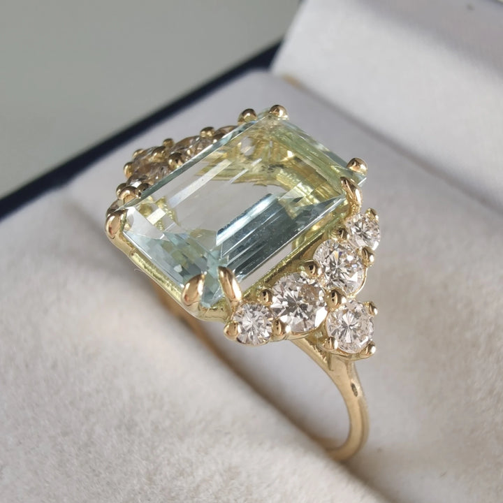 Lateral view of an aquamarine engagement ring in 18K gold, showcasing its diamonds and aquamarine gem, part of the aquamarine collection, perfect for Christmas or engagements