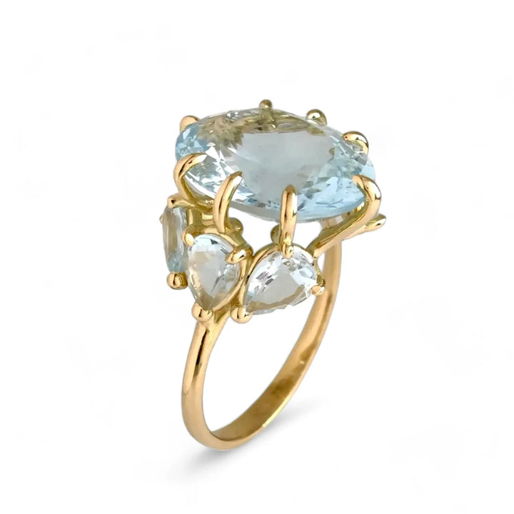 Light Blue Aquamarine Ring in 18K Gold: Modern Elegance