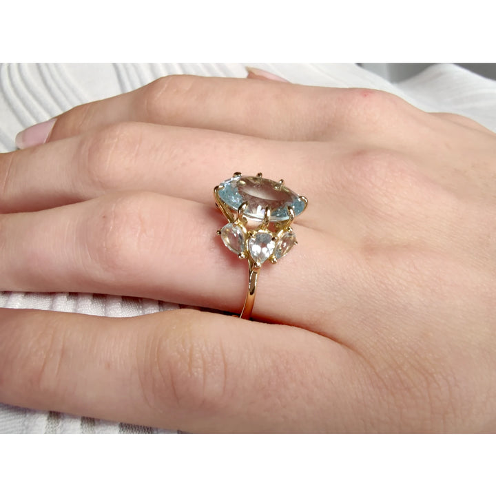 Light Blue Aquamarine Ring in 18K Gold: Modern Elegance