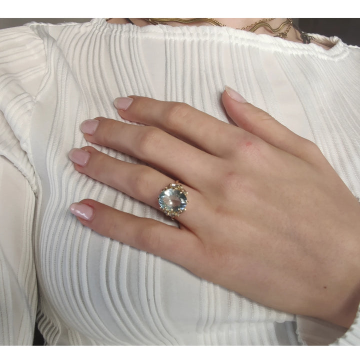 Light Blue Aquamarine Ring in 18K Gold: Modern Elegance