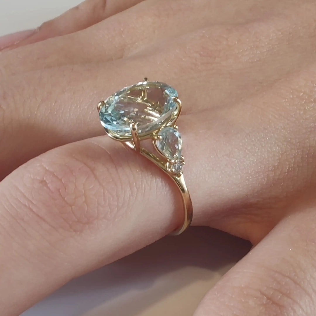 Stunning Aquamarine and Diamond Ring in 18K Gold - Size 7