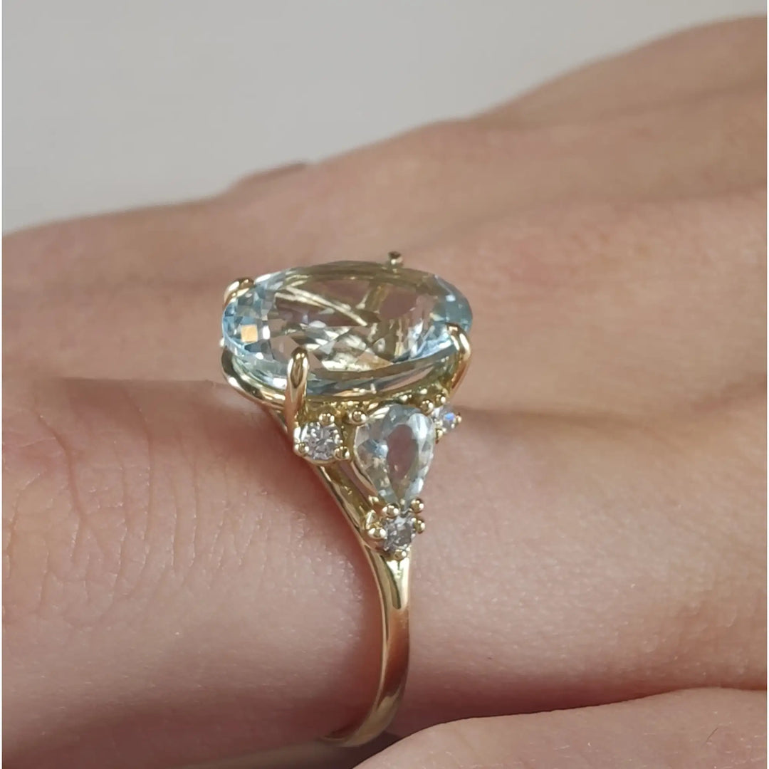 Contemporary Aquamarine and Diamond Ring in Gold: Unique Design