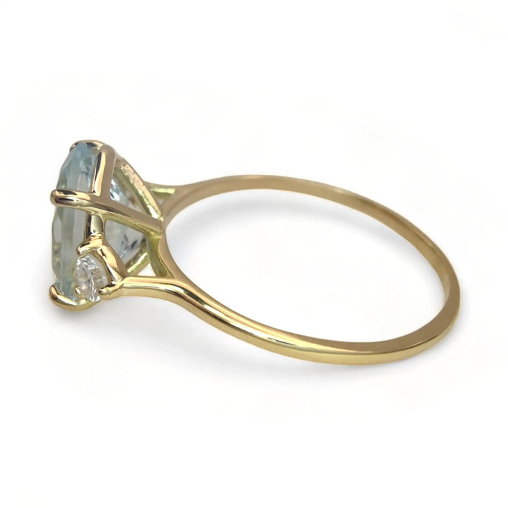 Chic 18K Gold Oval Aquamarine Ring Flanked by Diamonds