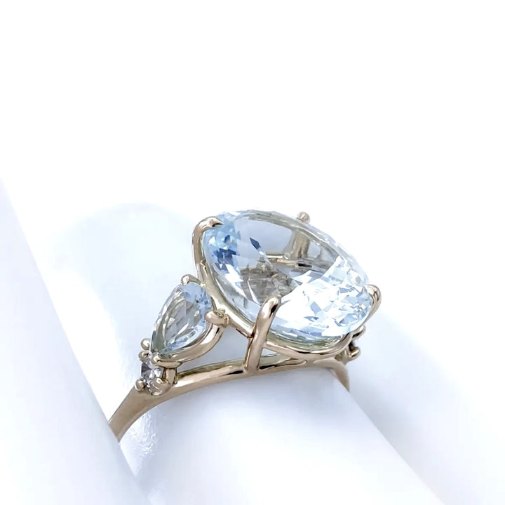 aquamarine ring, 18k gold, close-up, mannequin hand, engagement ring, Christmas gift