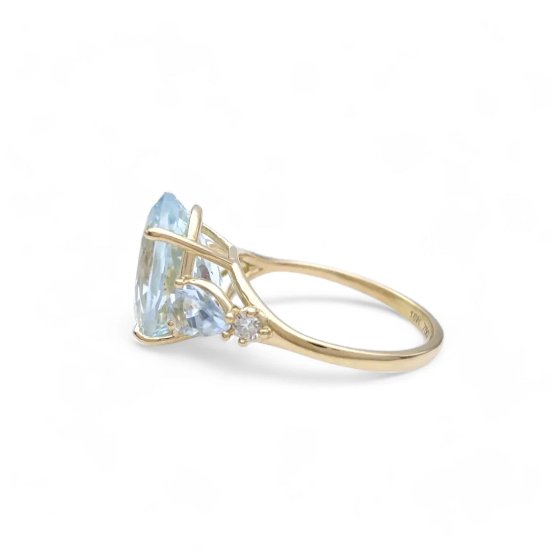 aquamarine ring, 18k gold, left lateral view, engagement ring, Christmas gift