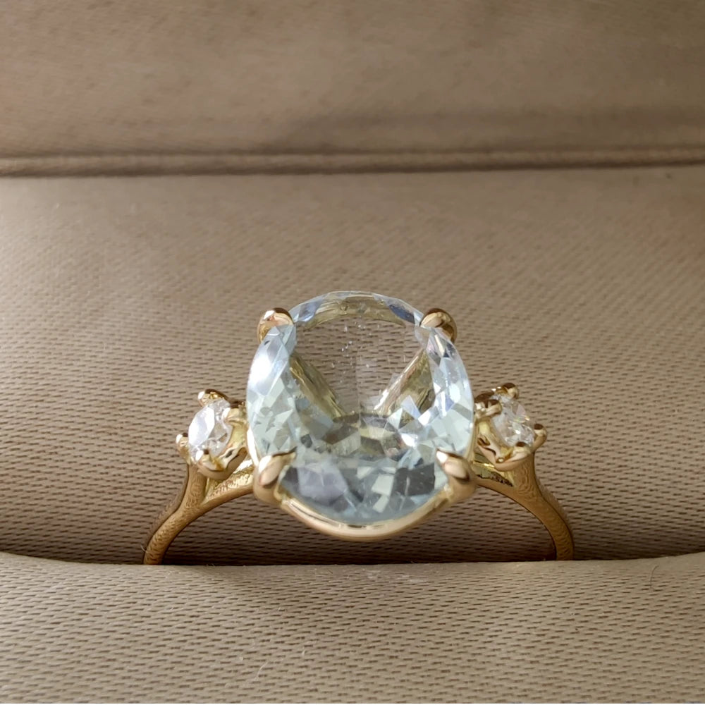 Exquisite Aquamarine and Diamond Setting in 18K Gold Ring
