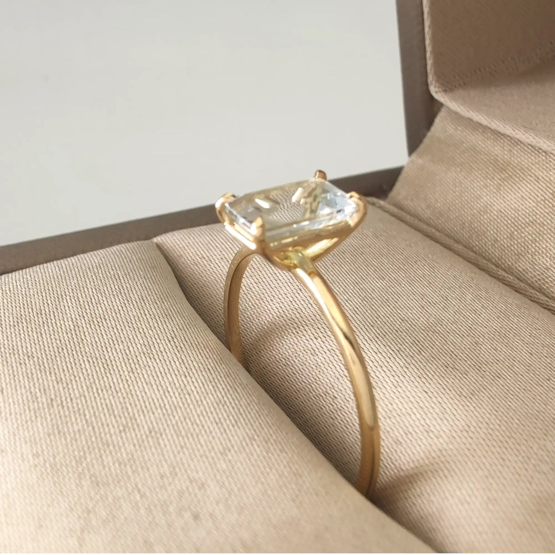 18K Yellow Gold Aquamarine Ring: Elegance Redefined