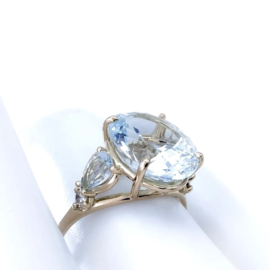 Stunning Aquamarine and Diamond Ring in 18K Gold - Size 7