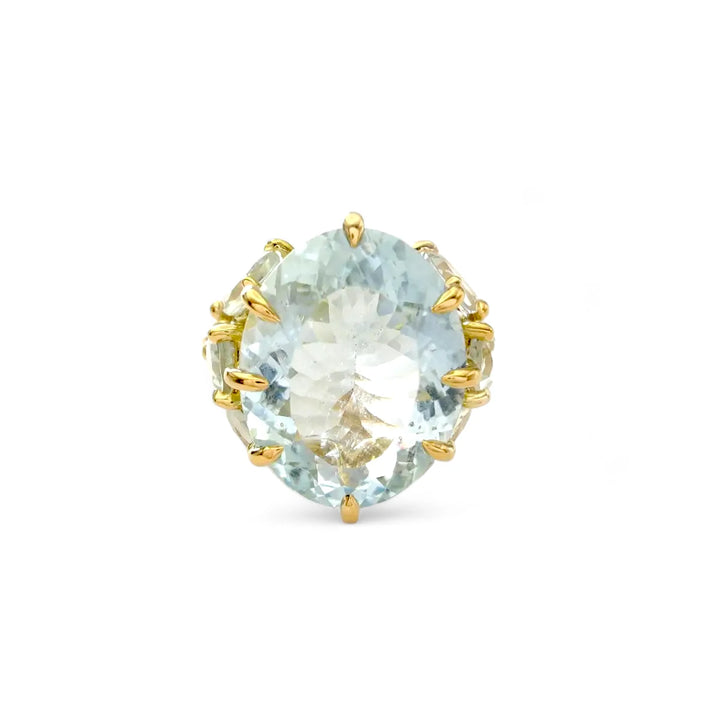 Light Blue Aquamarine Ring in 18K Gold: Modern Elegance