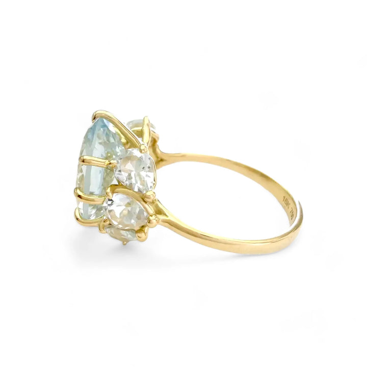 Light Blue Aquamarine Ring in 18K Gold: Modern Elegance