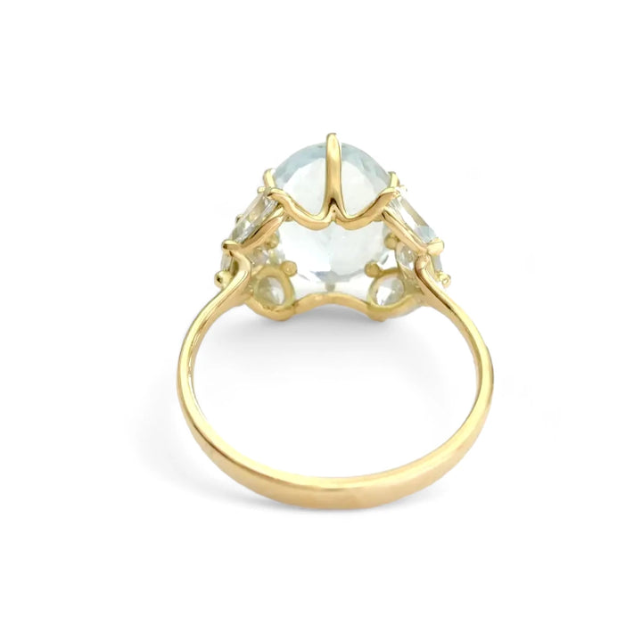 Light Blue Aquamarine Ring in 18K Gold: Modern Elegance