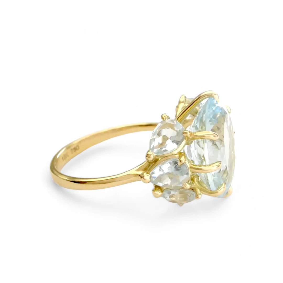 Light Blue Aquamarine Ring in 18K Gold: Modern Elegance