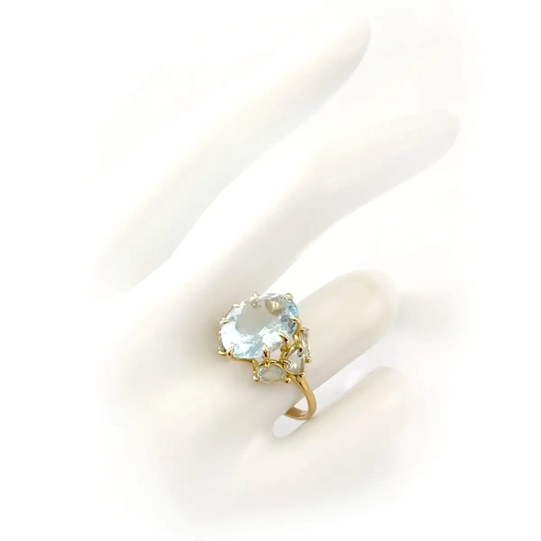 Light Blue Aquamarine Ring in 18K Gold: Modern Elegance