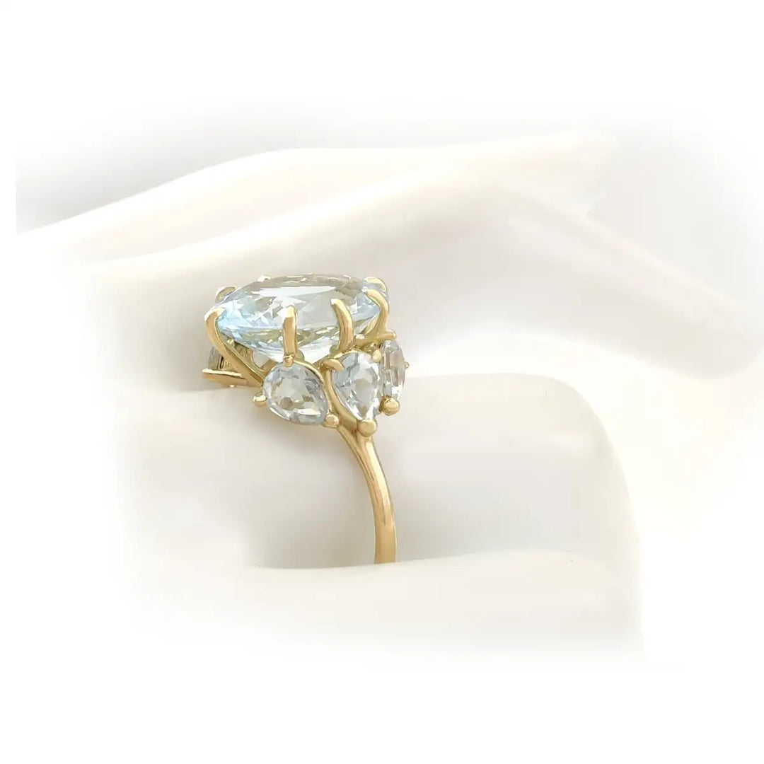 Light Blue Aquamarine Ring in 18K Gold: Modern Elegance