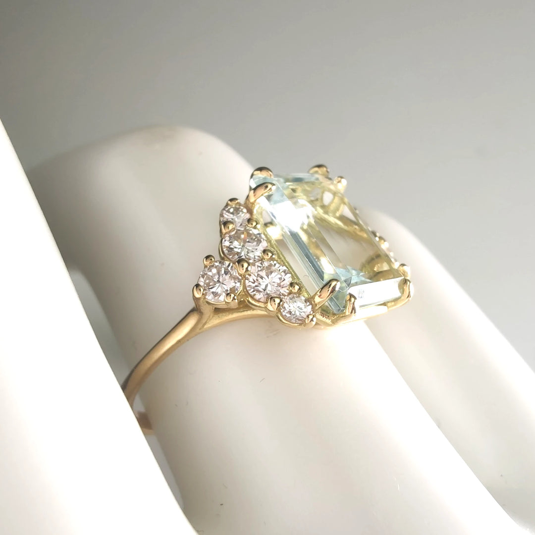 An aquamarine engagement ring displayed on a mannequin, crafted in 18K gold with diamonds, part of the aquamarine collection, ideal for Christmas gifts