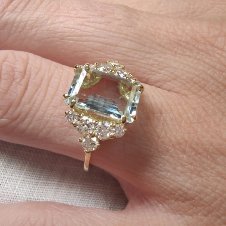 An aquamarine engagement ring in 18K gold worn on a model’s finger, featuring diamonds, part of the aquamarine collection, ideal for Christmas gifts or engagements