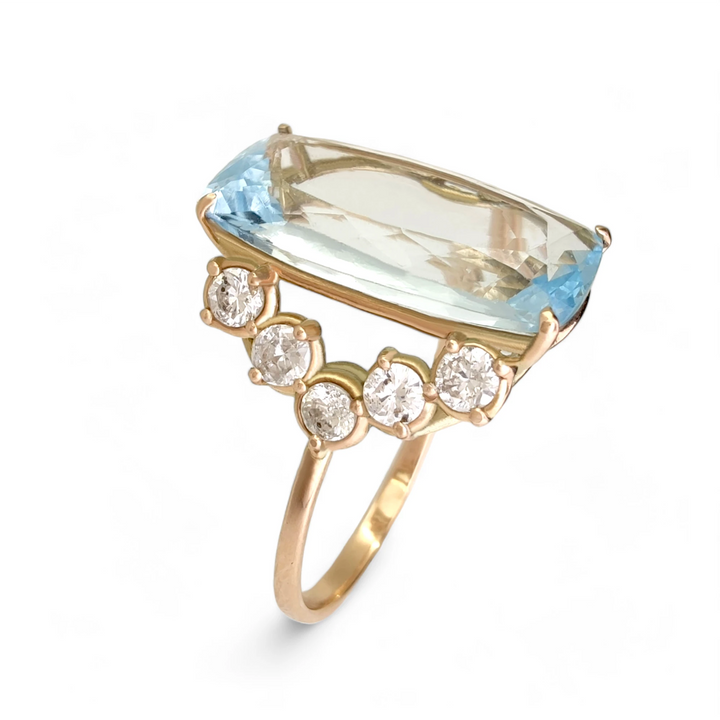 ertical perspective view of a women’s 14K solid yellow gold engagement ring featuring a rectangular cushion-cut aquamarine and five diamonds on each side forming a V design