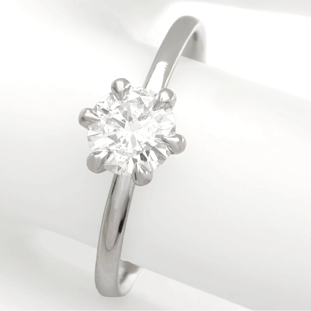 Six-prong round brilliant diamond ring – close-up brilliance