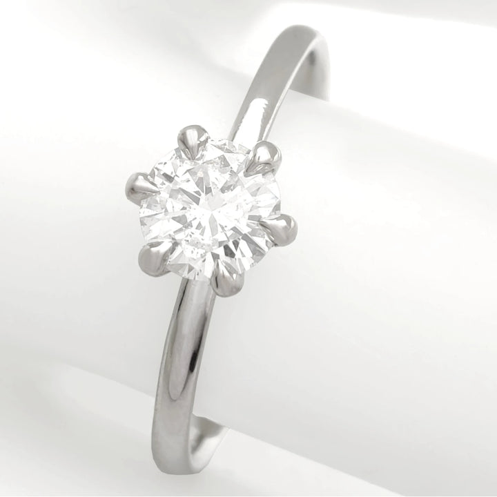 Six-prong round brilliant diamond ring – close-up brilliance