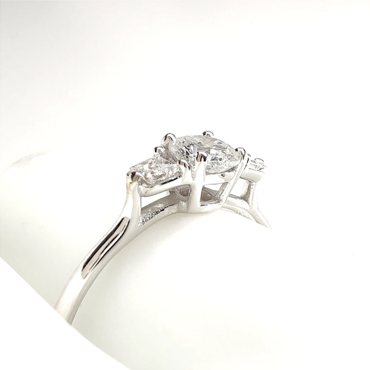Stylish white gold ring featuring a large central diamond flanked by two smaller diamonds on each side. The sleek and modern design makes it a versatile choice for everyday wear or special events